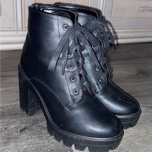 I’m selling these black boots